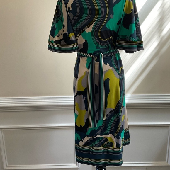 BCBG MAXAZRIA Women's Large Deep V Neck Flutter Sleeves Tie Back Abstract Dress - Picture 3 of 7